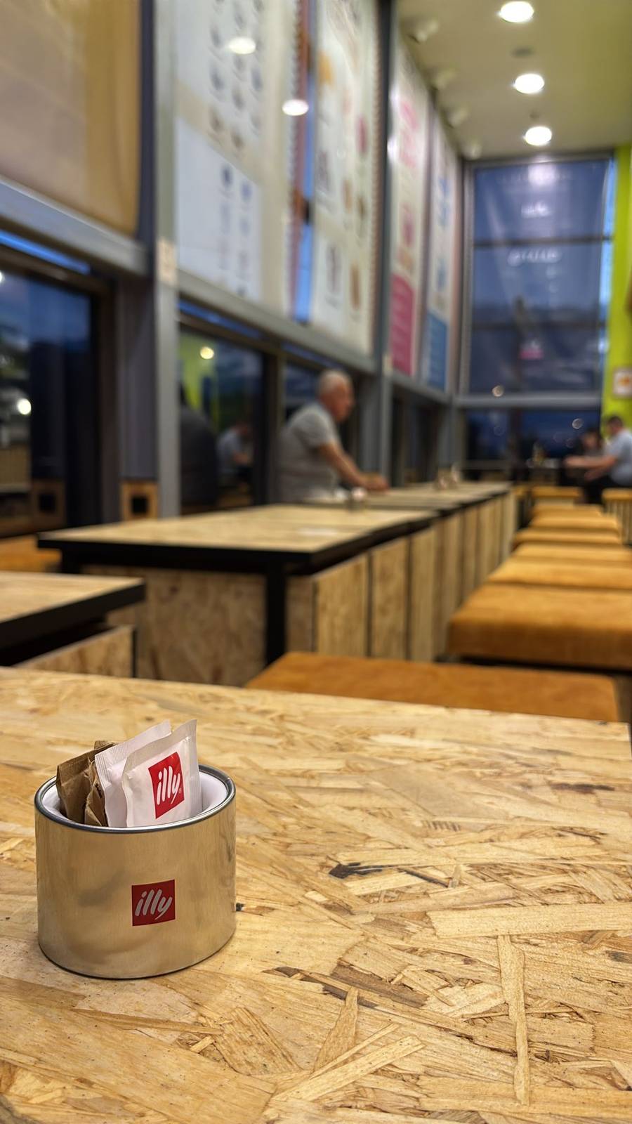 illy detalj na stolu