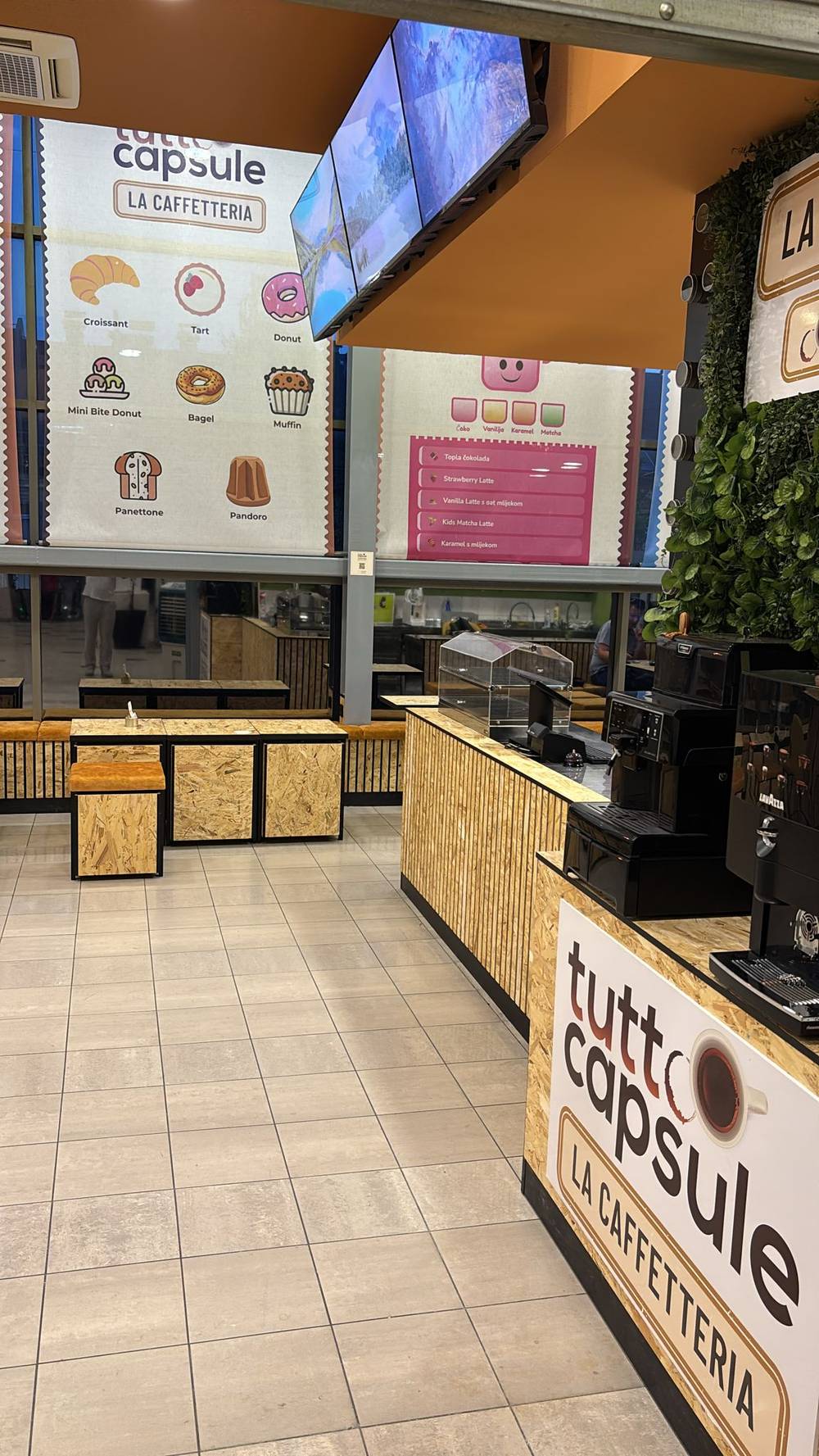 Šank La Caffetterie uveče